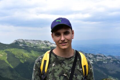 Panevėžio 5-osios gimnazijos moksleiviui Astijui Pūkui – tik šešiolika. Tačiau retas taip myli savo gimtąjį miestą. Ieškodamas savo kelio, moksleivis pasuko į jaunimo organizacijų veiklą ir dabar drąsiai taria: tas, kas sako, kad aktyvaus jaunimo Panevėžyje nėra – labai klysta.