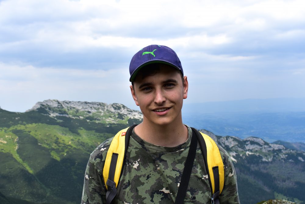 Panevėžio 5-osios gimnazijos moksleiviui Astijui Pūkui – tik šešiolika. Tačiau retas taip myli savo gimtąjį miestą. Ieškodamas savo kelio, moksleivis pasuko į jaunimo organizacijų veiklą ir dabar drąsiai taria: tas, kas sako, kad aktyvaus jaunimo Panevėžyje nėra – labai klysta.