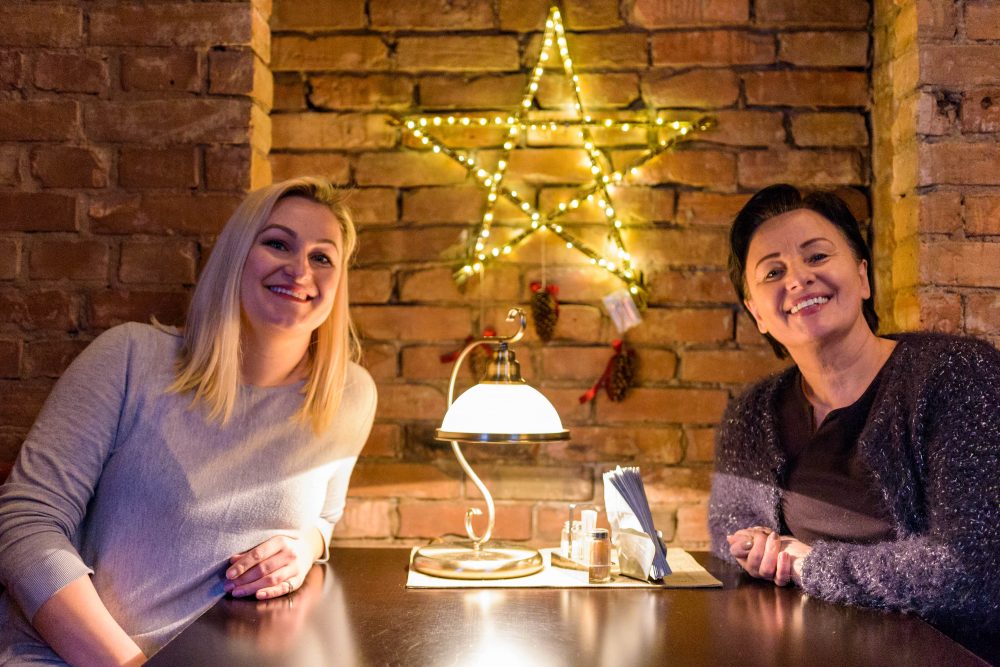 Televizijos dainų konkurse „Du balsai – viena širdis“ pasirodęs Panevėžio muzikinio teatro atlikėjos Gražinos Krikščiūnienės ir jos dukros Redos Venediktovos tandemas prie ekranų prikaustė visą Lietuvą. Tačiau ne visi žino, kad užkulisiuose dėl šio dueto jaudinosi dar trys muzikalios širdys, kurių viena ir įstūmė moteris į didžiausią jų gyvenimo avantiūrą.