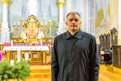 Skubėjimo, pirkimo karštinės, dovanų paieškų karuselė sustoja Kūčių vakarą. Bene tą vienintelį, kai prie stalo susėdama ne pramogai ir ne pasisotinti. Kai ateina laikas santarvei su pasauliu, bet pirmiausia – su pačiu savimi.