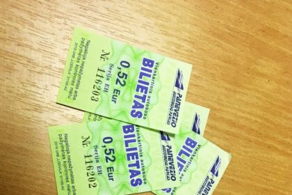 Panevėžio autobusų parkas, dar ne taip seniai sulaukęs kritikos dėl mistiškai išaugusių keleivių srautų, į rekordines aukštumas šoktelėjusių autobusų remonto kainų ir pernelyg greito nekilnojamojo turto nusidėvėjimo, Savivaldybei pateikė prašymą net šešiolika centų branginti autobusų bilietus.