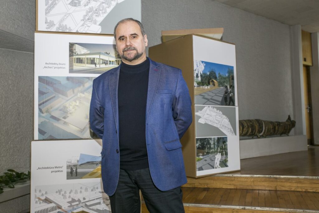 Panevėžio savivaldybės tarybai pakeitus įkainius už lauko reklamą, verslininkai šokiruoti. Nuo šiol nemažai daliai jų už reklamą teks pakloti net dešimtis kartų didesnes ir ne vienai smulkiajai įmonei vargiai įkandamas sumas.