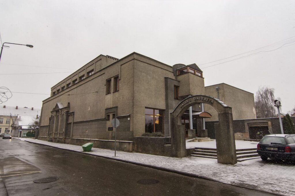 Po storu pilko tinko sluoksniu paslėptam, daugiau nei prieš šimtą metų statyto Panevėžio dailės galerijos pastato fasadui sugrąžinama autentiška išvaizda.