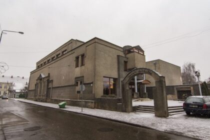 Po storu pilko tinko sluoksniu paslėptam, daugiau nei prieš šimtą metų statyto Panevėžio dailės galerijos pastato fasadui sugrąžinama autentiška išvaizda.