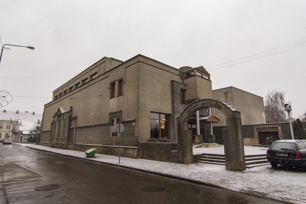 Po storu pilko tinko sluoksniu paslėptam, daugiau nei prieš šimtą metų statyto Panevėžio dailės galerijos pastato fasadui sugrąžinama autentiška išvaizda.