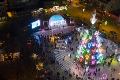 Penktadienio vakarą Panevėžys vienas pirmųjų Lietuvoje įžiebė savo Kalėdų eglę. Panevėžiečiai ir ne tik, nepaisydami smagaus šaltuko, stebėjo šventinį šou ir linksminosi koncerte, savo nuotaika uždegdami miesto centrą ne ką mažiau, nei kalėdinės eglės švieselės, žibintai ar spalvingi fejerverkai. Tuo įsitikinsite pažvelgę į Gyčio Cimermono fotografijas.