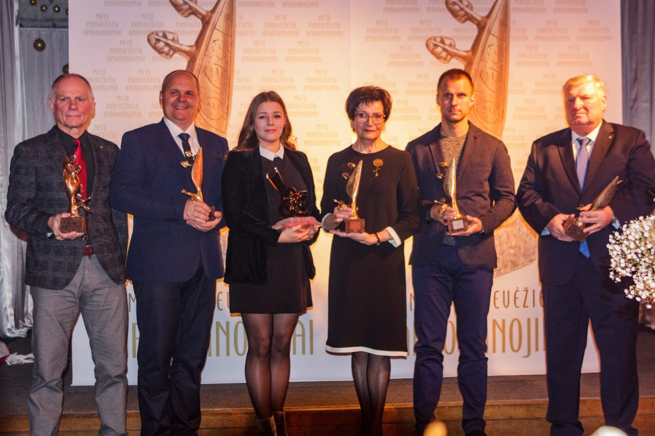 Panevėžys nusilenkė savo šviesuoliams. Trečiadienio vakarą miesto Bendruomenių rūmuose iškilmingoje ceremonijoje apdovanoti šių metų laureatai.