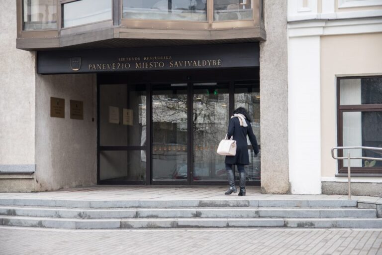 Į šalies didmiesčių valdžią besitaikantys kandidatai jau pradėjo svarbiausias per ketvertą metų politines varžytuves. Tačiau Aukštaitijos sostinėje tebetvyro štilis. Pretendentai į mero ir Tarybos narių kėdes, iki rinkimų belikus mažiau nei trims mėnesiams, tebedėlioja strategiją ir pažadų programas.