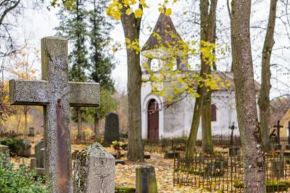 Mirusieji turėtų vartytis karstuose. Visoje Lietuvoje žemės kapams trūkumą bandoma kompensuoti neprižiūrimas kapavietes atiduodant naujiems šeimininkams.