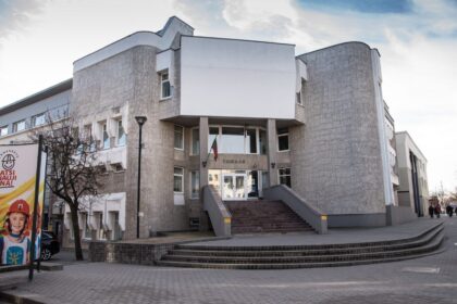 Panevėžio apylinkės teisme baigta nagrinėti net dvejus metus trukusi byla dėl per tragišką eismo įvykį žuvusios moters. Kaltais pripažinti du vairuotojai atsipirko lygtiniu laisvės atėmimu ir baudomis.