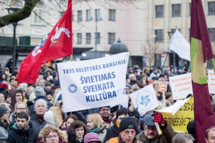Kartu su dviem dešimtimis mokytojų iš visos Lietuvos Švietimo ir mokslo ministerijoje nakvojantys mokytojai iš Panevėžio teigia jau emociškai pervargę, išsekę ir svajojantys greičiau grįžti į namus pas šeimas. Visgi šūsnį reikalavimų Vyriausybei pateikusios vienos iš kelių pedagogus vienijančios profesinės sąjungos atstovai ginklų nesudeda.
