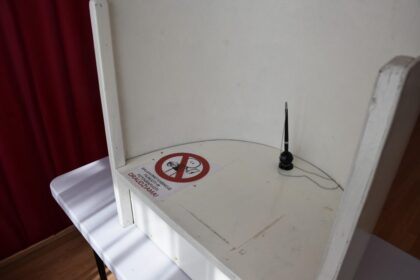 Ateinančius ketverius metus valdyti Panevėžį besiveržiantys kandidatai į merus ir savivaldybių tarybos narius pradėjo parašų medžioklę.