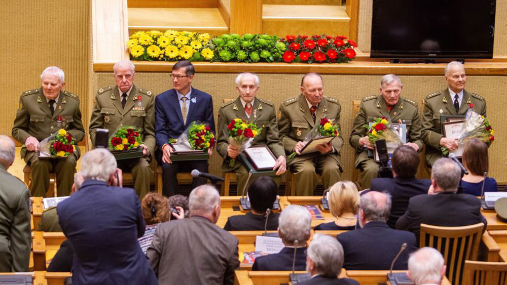 Sekmadienį minint Lietuvos laisvės gynėjų dieną, septyniems buvusiems partizanams, kovojusiems prieš sovietų okupaciją, Seime įteikta Laisvės premija.
