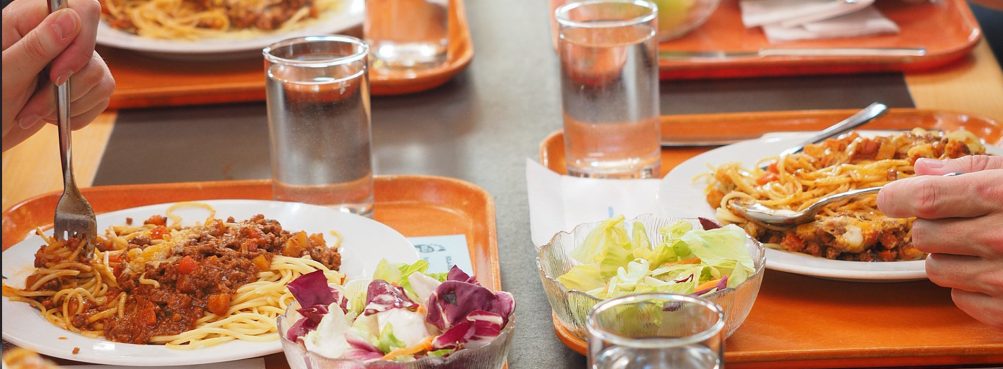 Atnaujintuose valgiaraščiuose mokykloms virėjai ir konditeriai siūlys rinktis iš maždaug šimto įvairių receptų, tarp jų nelieka dalies įprastinių lietuviškos virtuvės patiekalų.