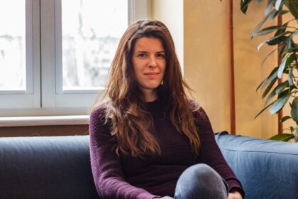 Panevėžietė dailininkė 34-erių Rūta Povilaitytė net šešerius metus ieškojo naujų spalvų. Savęs į lengvai atpažįstamo braižo rėmus niekuomet nebandžiusi sprausti tapytoja ir dabar nenori rinktis iš anksto suplanuoto tvarkaraščio. Atsisakydama tam tikrų taisyklių, Rūta savo dėmesį skiria ne perspektyvai į ateitį ar žvalgymuisi į praeitį, bet gyvena dabartimi, kuri dažniausiai ir atsispindi jos darbuose.