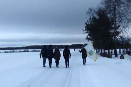 Žiemos pramogos gali būti ne tik aktyvios, bet ir prasmingos. Šeštadienį daugiau kaip dvi dešimtys žygeivių iš visos Lietuvos rinkosi Raguvoje, iš kurios pradėjo žygį į Ukmergės rajone esantį Užugirio dvarą, Lietuvos prezidento Antano Smetonos rezidenciją. Šio žygio tikslas – atminti A. Smetoną ir paminėti 75-iasias jo mirties metines.