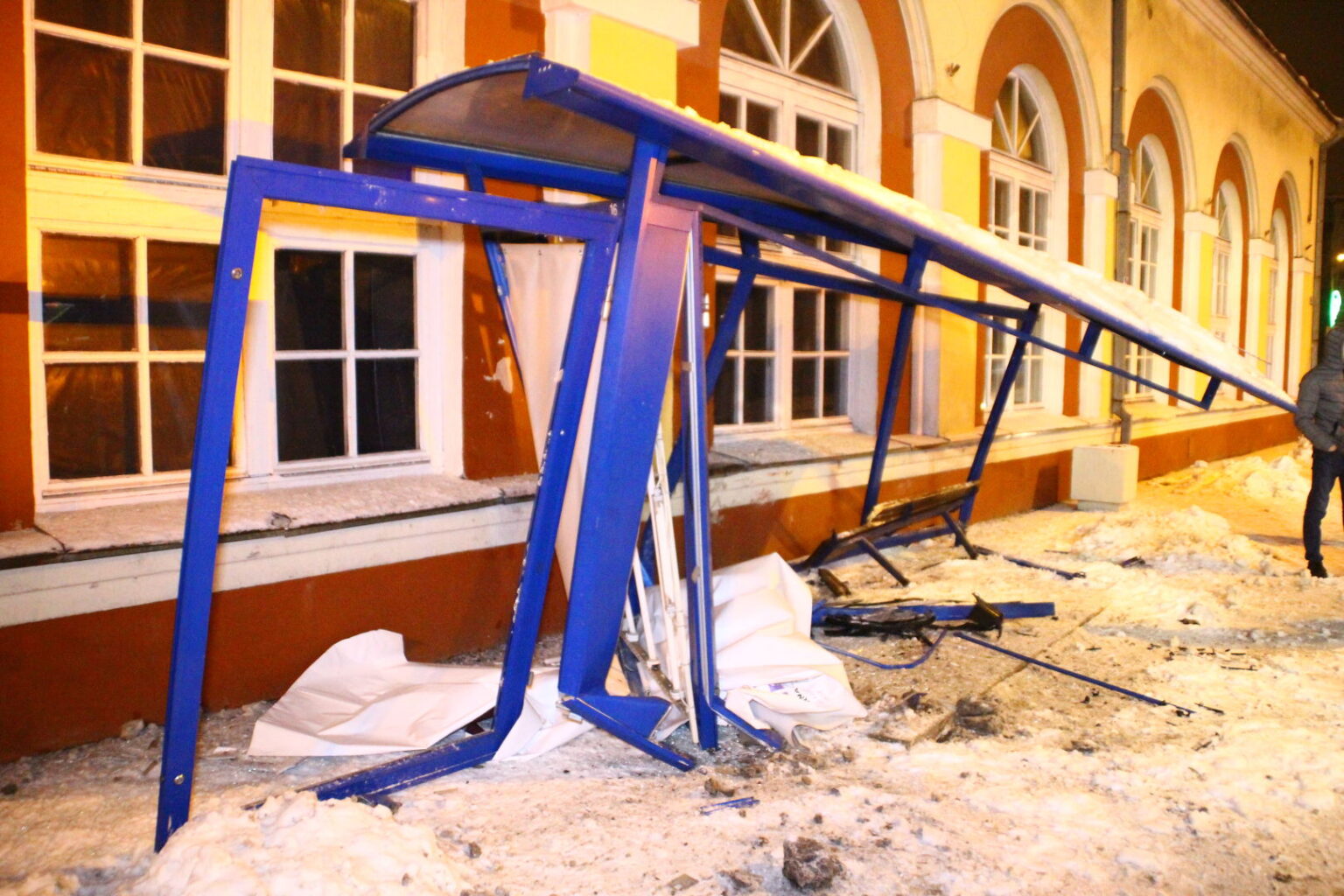 Panevėžyje antradienio naktį į miesto centre esančią autobusų stotelę įlėkus automobiliui, iš šios liko nuolaužų krūva.