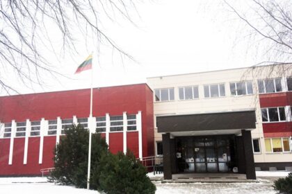 Švietimo ir kitų įstaigų languose penktadienio rytą sužibo žvakių liepsnelės tragiškiems Sausio 13-osios įvykiams ir laisvės gynėjams prisiminti. Panevėžio „Ąžuolo“ progimnazijos moksleiviai šią datą tradiciškai pamini susirinkdami į renginį lauke. Šįmet dėl atminimo akcijos mokyklos vadovams teko aiškintis savo valdžiai – miesto Švietimo ir jaunimo reikalų skyriui.