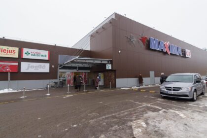 Į prekybos centrą apsipirkti užsukusi garbaus amžiaus panevėžietė nė pati nesusivokė, kaip staiga ant jos užvirto ant padėklų sukrautų sunkių dėžių su prekėmis stirta.