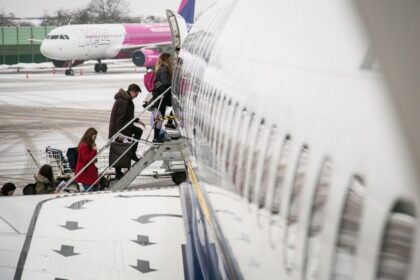 Lietuvoje populiaru pajuokauti, kad paskutinis iš šalies išvykstantis lietuvis turėtų neužmiršti išjungti šviesos oro uoste.