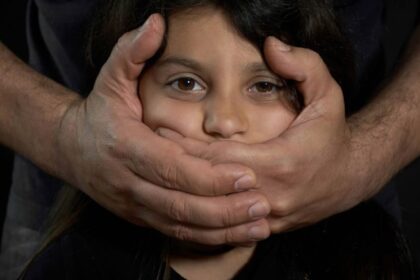 Solidaus amžiaus panevėžietis išgirdo nuosprendį dėl mažametės tvirkinimo. Teismas jį pripažino kaltu dėl paauglei siųstų seksualinio pobūdžio SMS žinučių, kuriomis vyras bandė įkalbėti ją lytiniams santykiams.