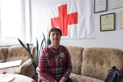 Vienišiems, ligotiems senukams, neįgaliesiems daug metų šviesos spinduliu buvę, juos lankydavę Raudonojo Kryžiaus draugijos atstovai Panevėžyje baigė savo gerą darbą globotinius palikę likimo ir Savivaldybės valioje.