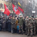 Tautiniu kostiumu vilkinti garbaus amžiaus moteris, tėtis su mažyliu rogutėse, klegantis paauglių būrelis, virtinė karių - gausybė Lietuvai ištikimų panevėžiečių šiandien prieš pat vidurdienį traukė į Laisvės aikštę. Čia, prie miesto savivaldybės, tradiciškai vyko vėliavos pakėlimo ceremonija, skirta 28-osioms Sausio 13-osios metinėms.