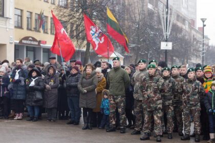 Tautiniu kostiumu vilkinti garbaus amžiaus moteris, tėtis su mažyliu rogutėse, klegantis paauglių būrelis, virtinė karių - gausybė Lietuvai ištikimų panevėžiečių šiandien prieš pat vidurdienį traukė į Laisvės aikštę. Čia, prie miesto savivaldybės, tradiciškai vyko vėliavos pakėlimo ceremonija, skirta 28-osioms Sausio 13-osios metinėms.