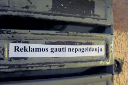 Per kiekvienus rinkimus Valstybinė vartotojų teisių apsaugos tarnyba sulaukia vartotojų paklausimų, kuomet jie, užsiklijavę ant pašto dėžutės užrašą „Nepageidauju gauti reklamos“, randa įvairių politinės reklamos lankstinukų.