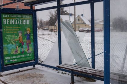 Jau kelios dienos, kai Smėlynės gatvėje esančią Varpo stotelę autobuso lūkuriuojantys panevėžiečiai yra priversti aplenkti. Iškritę ir pavojingai pasvirę stotelės paviljono stiklai ne tik neapsaugo nuo žvarbaus vėjo ir sniego, bet ir grasina nelaime.