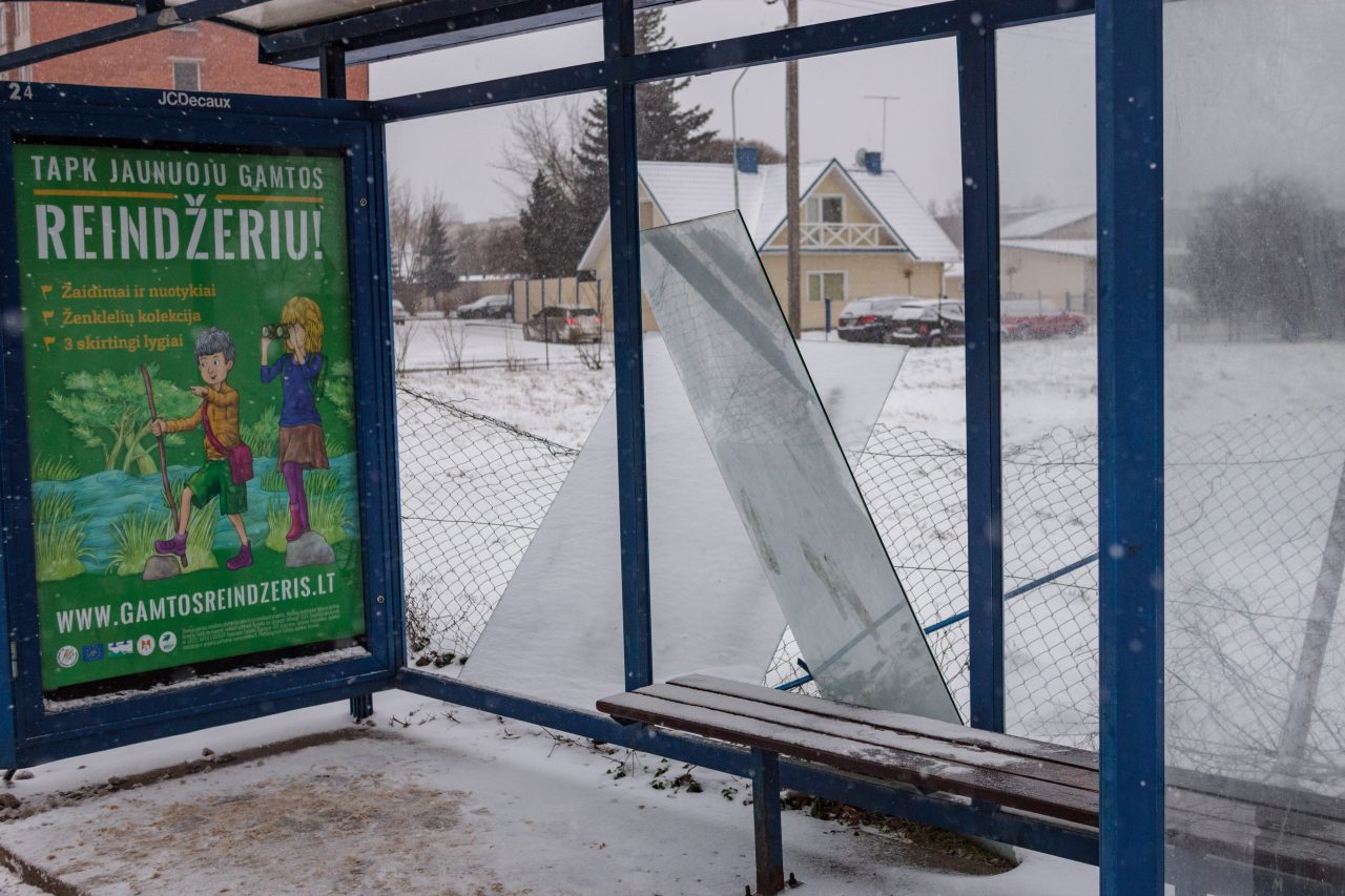 Jau kelios dienos, kai Smėlynės gatvėje esančią Varpo stotelę autobuso lūkuriuojantys panevėžiečiai yra priversti aplenkti. Iškritę ir pavojingai pasvirę stotelės paviljono stiklai ne tik neapsaugo nuo žvarbaus vėjo ir sniego, bet ir grasina nelaime.