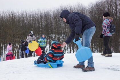 Gausus sniegas ir paspaudžiantis šaltis džiugina prekybininkus ir žiemos pramogų organizatorius. Prekybos žiemos prekėmis mastai jau perkopė pernykščius.