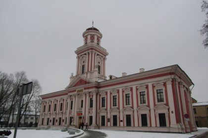 Kaimyninės Latvijos miestelis Mintauja (dabar Jelgava) caro priespaudos laikais buvo tikras lietuvybės židinys, kuriame žinių sėmėsi daugelis žymių to meto Lietuvos žmonių – politikų, valstybės vadovų, menininkų.