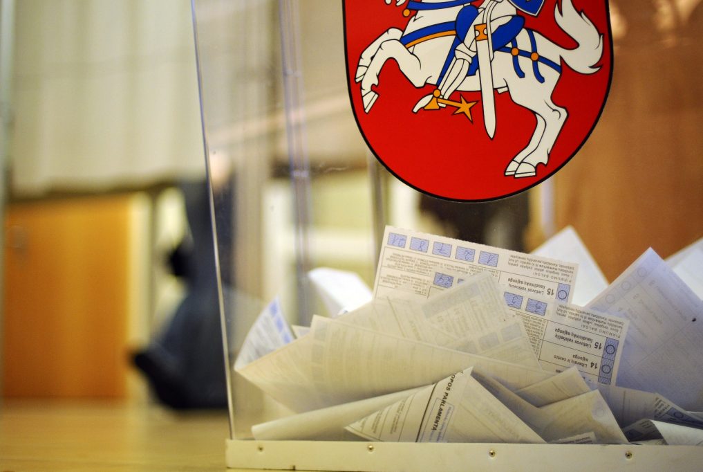 Panevėžiečių savivaldos rinkimuose kitą mėnesį laukia dilema: patikėti dar vieną kadenciją teisėsaugos įtarimų sulaukusiam merui ar miesto valdymą užleisti jo varžovams.