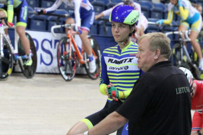 Lietuvos dviračių treko rinktinės treneriui Antanui Jakimavičiui, pernai sulaukusiam teisėsaugos įtarimų dėl dopingo platinimo, kelios buvusios auklėtinės meta kaltinimus seksualiniu priekabiavimu.