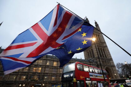 Artėjant Didžiosios Britanijos pasitraukimui iš Europos Sąjungos bei šalyje gyvenantiems lietuviams nerimaujant dėl ateities, Lietuvos įmonės jiems siūlo grįžti ir žada darbo vietas gimtinėje.