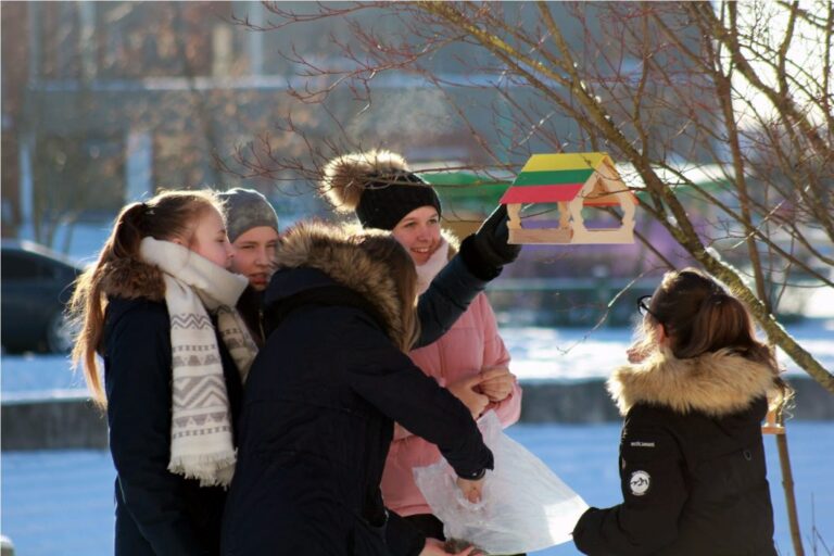 Panevėžio „Ąžuolo“ progimnazijos jaunųjų miško bičiulių būrelio „Miško meistreliai“ narių iniciatyva, minint Lietuvos valstybės atkūrimo dieną, prie mokyklos pakabino pačių pagamintas lesyklėles su trispavės vėliavos spalvomis nudažytais stogeliais.