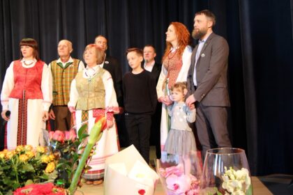 Valstybės istorijoje šimtmetis – kaip viena akimirka. Vasario 16-ąją savo 101 –ąjį gimtadienį atšventusi Lietuva per šį laiką ne kartą klupo ir kėlėsi, klydo ir augo kartu su savo žmonėmis. Jau penkioliktąjį kartą Panevėžio rajono savivaldybė šia proga renkasi į iškilmingą posėdį, kuriame nusilenkia iškiliausioms asmenybėms, prisidėjusioms prie to, kad mūsų šalis gražėtų ir skleistųsi.