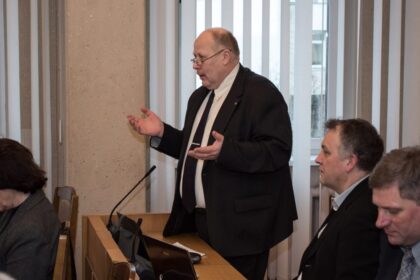 Vyriausioji rinkimų komisija (VRK) pirmadienį panaikino dar trijų kandidatų savivaldos rinkimuose neliečiamybę: Panevėžio miesto tarybos nario Vitalijaus Satkevičiaus, Visagino merės Dalios Štraupaitės ir Jurbarke kandidatuojančio Algirdo Mačiulaičio.