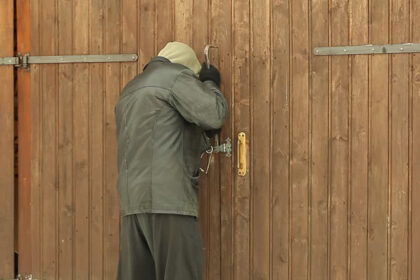 Didžiulius nuostolius skaičiuoja Panevėžio rajono gyventojas, pasigedęs garaže laikytos įvairios ūkio įrangos.