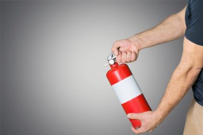 Mokesčių inspektorių ir policijos pareigūnų naktį patikrinto naktinio baro savininkas surengė tikra šou: pačiupęs gesintuvą tikrintojų akivaizdoje puolė daužyti alkoholinių gėrimų butelius. Verslininko pasirodymą pareigūnams teko nutraukti uždėjus antrankius.