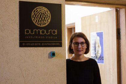 Vienuoliktą kartą Gražiausių lietuviškų įmonių pavadinimų konkursą surengusiai Valstybinei kalbos inspekcijai pro akis nepraslydo ir vienos panevėžiečių šeimos verslo vardas. Itin pavasariškai įmonę pavadinę sutuoktiniai nuo praėjusių metų startavo juvelyrikos srityje.