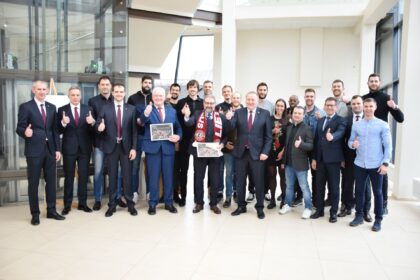 Šiandien pasveikinti „Lietkabelio“ krepšinio komandos treneriai ir žaidėjai, „Kidy Tour“ Karaliaus Mindaugo taurės turnyre iškovoję III vietą. Miesto bendruomenės vardu jiems įteiktas 10 000 Eur čekis.