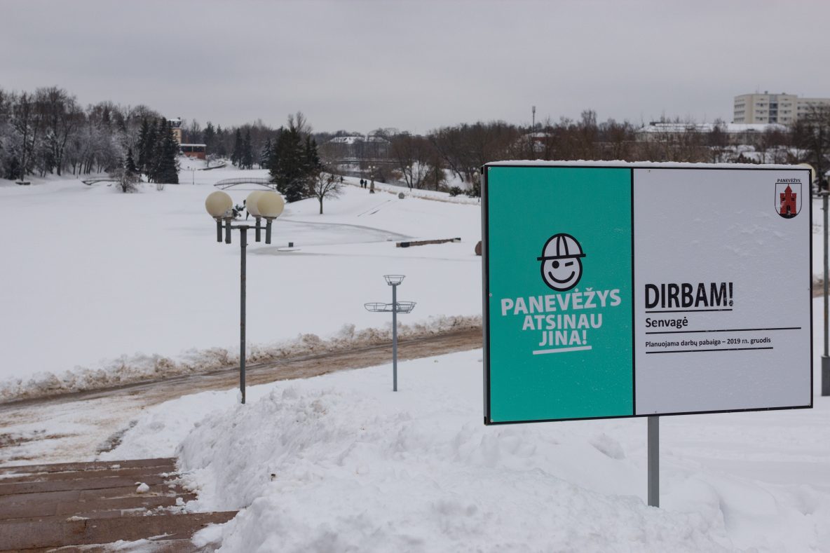 Panevėžio reprezentacinėse erdvėse pranešimus apie atnaujinamą miestą įsmeigusi Savivaldybė, regis, įkliuvo į spąstus. Didžiuosiuose miestuose įsivažiuojant reprezentacinių erdvių atnaujinimui už Europos Sąjungos paramą, Panevėžys lieka be jo aikštes ir parkus sutinkančių tvarkyti rangovų.