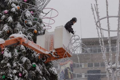 Aukštaitijos sostinė užbaigė šventinį laikotarpį. Pirmadienį nuo ankstaus ryto Laisvės aikštėje verda eglės nupuošimo darbai.