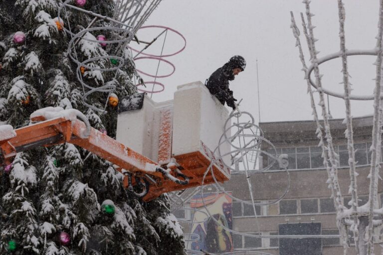 Aukštaitijos sostinė užbaigė šventinį laikotarpį. Pirmadienį nuo ankstaus ryto Laisvės aikštėje verda eglės nupuošimo darbai.