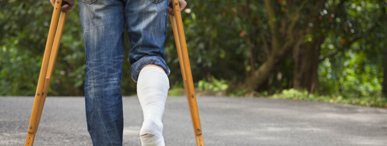 Dviejų pažįstamų konfliktas įsiliepsnojo tiek, kad vienas kitą gerokai aptalžė ramentu.