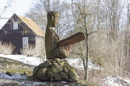 Vos kelias dešimtis gyventojų beturintis, šalia Krekenavą ir Naujamiestį jungiančio kelio prisišliejęs nedidukas Vadaktėlių kaimelis – savotiškas muziejus po atviru dangumi, saugantis Panevėžio krašto istorijos lobyną. Kadaise čia kunigavo caro valdžios į tokį užkampį ištremtas garsusis „deimančiukų“ ieškotojas Juozas Tumas-Vaižgantas, išmynęs takus į knygnešystės židinį, vos už poros kilometrų ant kalvos išsibarsčiusią garsiąją Ustronės sodybą.