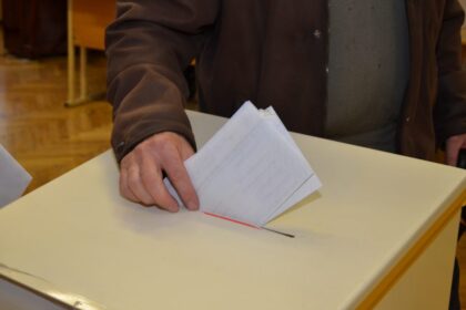 Daugiau nei pusantro tūkstančio asmenų Lietuvoje eina į rinkimus siekdami valdžios savo savivaldybėse. Į Panevėžio miesto tarybą pretenduoja pustrečio šimto kandidatų. Kas jie ir dėl kokio pyrago gabalo kovos jau kovo 3-iąją, kalba skaičiai.