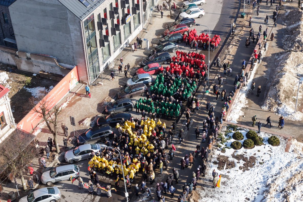 Nežiemiškai šiltą vasario 16-ąją Panevėžyje prasidėjo Laisvės pavasario festivalis, truksiantis iki pat Kovo 11-osios, Lietuvos nepriklausomybės atkūrimo dienos. Į Laisvės aikštę švęsti 101-ųjų valstybės metinių susirinko šimtai panevėžiečių ir miesto svečių. Tai viena tų švenčių, kuri sujungia visą tautą ir suvienija prasmingam pasibuvimui kartu.
